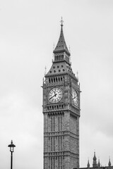 Vertical grayscale shot of the Big Ben tower in London