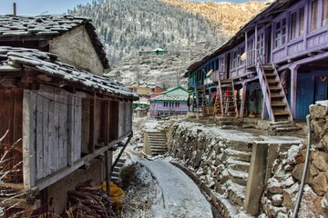 Old wooden house in Tosh Parvati Valley, Himachal Pradesh - obrazy, fototapety, plakaty