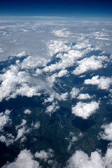 des nuages dans le ciel depuis la fenêtre de l'avion	