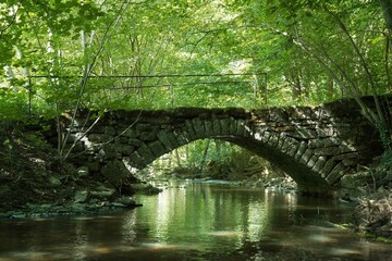 Kleine verlassene Brücke