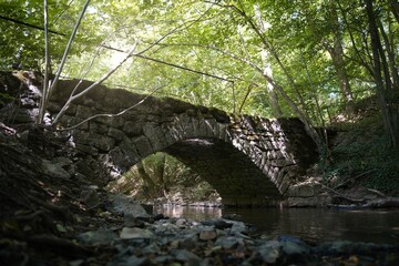 Kleine verlassene Brücke