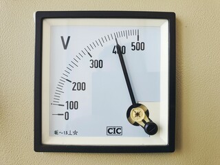 Analog high voltage alternating current voltmeter dial. the scale reads five hundred volts.