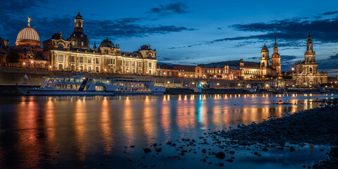Fototapeta premium old town with elbe river in Dresden