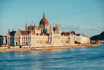 Obraz premium Hungarian parliament building and Danube river, Budapest, Hungary.