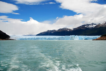 Navegando junto al Glaciar Perito Moreno, El Calafate, Patagonia Argentina. Glaciers in the water near snowy mountains - obrazy, fototapety, plakaty