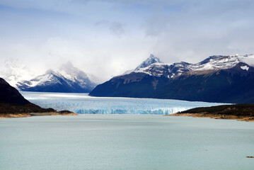 Navegando junto al Glaciar Perito Moreno, El Calafate, Patagonia Argentina. Glaciers in the water near snowy mountains