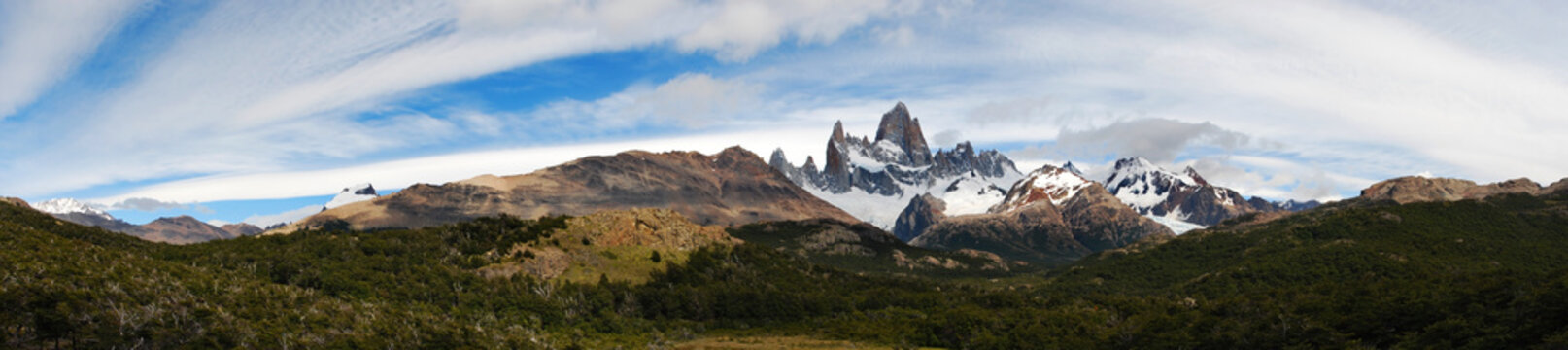 Panorámica del Monte Fitz Roy, El Chalten, Patagonia, Argentina. Montaña con Nubes