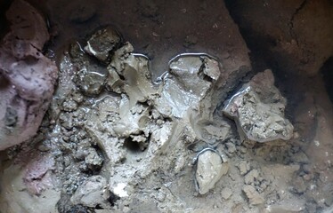 Graue Tonerde im Wasser