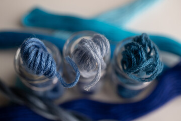 acercamiento de detalle de madeja de hilo de colores azules, con fondo de hilos azules con...