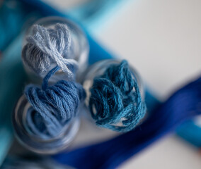 acercamiento de detalle de madeja de hilo de colores azules, con fondo de hilos azules con...