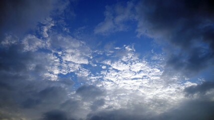 朝日を浴びて輝く白い雲