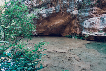 Cueva en charca del río Ebrón