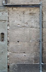 alte Hauswand mit Regenrohr, Ablaufrohr