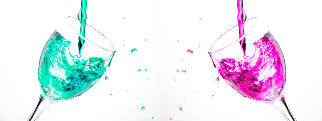 Splash de líquido colorido numa taça de vidro. Efeito em fotografia para mostrar movimento e dar...