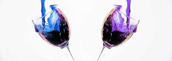 Splash de líquido colorido numa taça de vidro. Efeito em fotografia para mostrar movimento e dar...