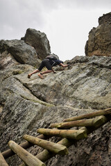 Joven escalando montañas rocosas - Piedras del Chivo Negro, Cundinamarca, Colombia
