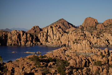 Fototapeta na wymiar Arizona Lake with unique boulders surrounding park 