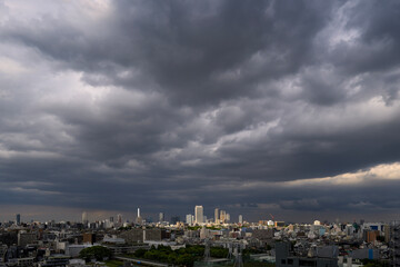 Obraz premium clouds over the city Tokyo Ikebukuro