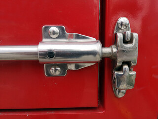 Locking system for the rear door of the truck boor.