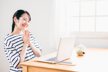 パソコンを見て爆笑する日本人女性（爆笑・テレビ）
