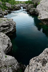 Flie&szlig;gew&auml;sser im Karstfels am Stadtrand von Podgorica (Montenegro) // Flowing water in karst rock on the outskirts of Podgorica (Montenegro)
