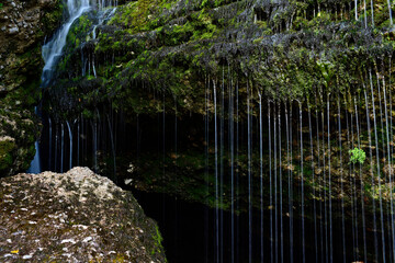 Fototapeta na wymiar Fließendes Wasser an einem mit Moos bewachsenem Felsen (Montenegro) // Flowting water on a rock covered with moss (Montenegro)