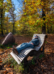Wanderer relaxt auf Holzliege