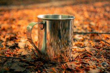 Camping Tasse auf Edelstahl im Wald in der Abendstimmung