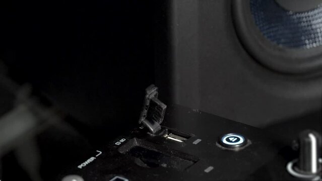 Connecting a USB into a DJ Mixer