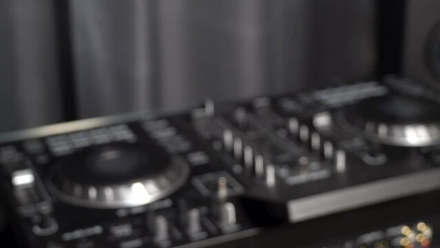 DJ headphones disconnecting audio cable