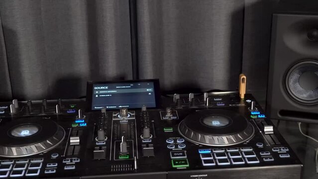 DJ Mixer (Camera pan)