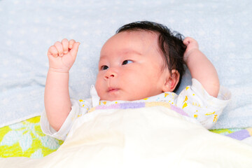 赤ちゃんがハンドリガードを行っている写真