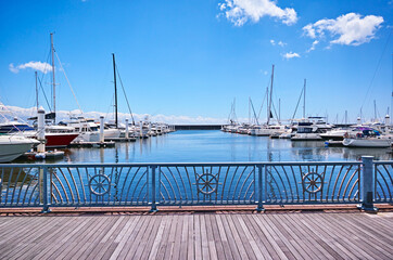 夏、マリーナ、青空。