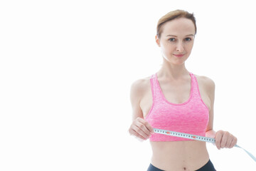 ダイエットをする若い女性