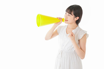 メガフォンを使い応援をする若い女性