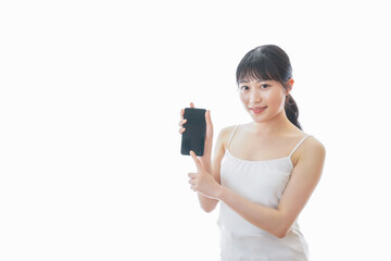 スマホアプリを使う若い女性