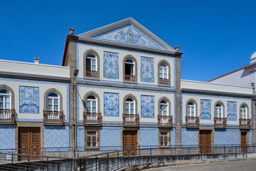 Obraz premium Aveiro, beautiful city in Portugal, old blue house with azulejos, on the canal, in the historical center 