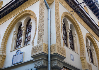 Obraz premium Detalle arquitectura árabe y nazarí en el bazar de la Alcaicería de Granada, España