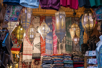 Tienda con lámparas y productos árabes en el mercado de la Alcaicería de Granada, España - obrazy, fototapety, plakaty