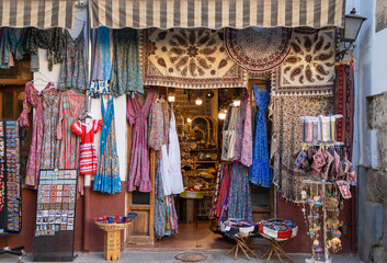 Tienda en un bazar y mercado de Granada con artículos árabes y moros, España - obrazy, fototapety, plakaty