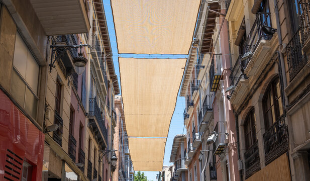 Toldos de tela entre edificios para proteger del sol durante los d&iacute;as calurosos de verano en la ciudad de Granada, Espa&ntilde;a