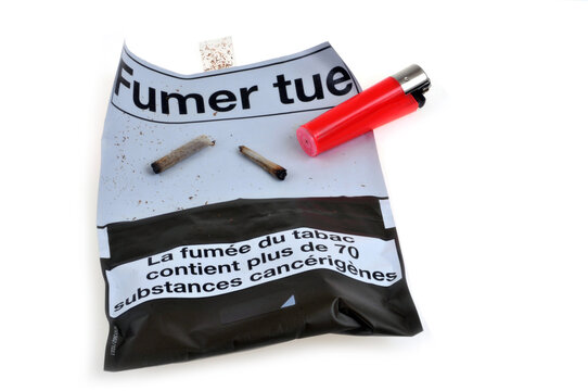 Vannes, France, 7 juillet 2022 : Paquet de tabac à rouler avec un briquet et des mégots et la mention fumer tue