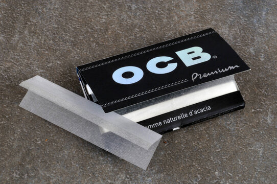 Vannes, France, 7 juillet 2022 : Papier &agrave; cigarette de la marque OCB sur fond gris