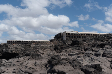 Detalle de un edificio en ruinas y abandonado en un paisaje desértico durante un día nublado en...