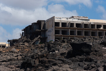 Obraz na płótnie Canvas Plano detalle de un edificio en ruinas y abandonado en un paisaje desértico y rocoso durante un día nublado en la costa de Lanzarote en Islas Canarias