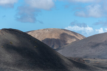 Paisaje desértico y volcánico con grandes volcanes inactivos en el Parque Natural de Timanfaya en...