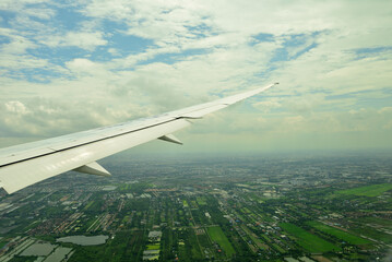 海外旅行イメージ 飛行機の翼と空