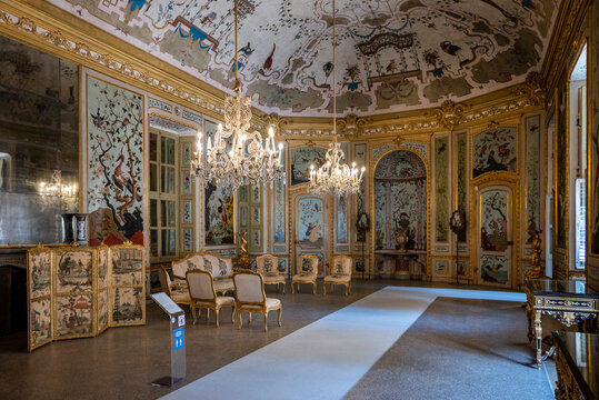 Stupinigi, Torino, Italia - 05 Luglio 2022: Interno palazzina di caccia di Stupinigi. Sala e sloni dell'interno della residenza reale in stile barocco..