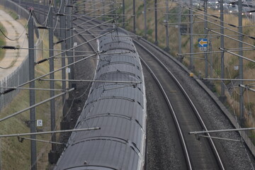 moderner zug von oben schweizer eisenbahn bahn 2000 wirtschaft