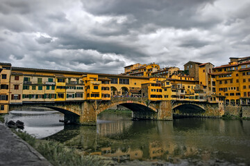 Obraz premium This picture shows the famous ponte vecchio bridge over the river Arno in Florence, Italy 